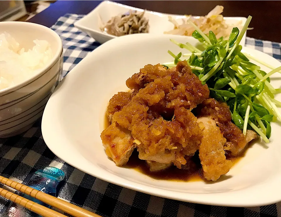 豚の生姜焼き〜
玉ねぎではなく大根で作ってみた！

これが美味(๑╹ω╹๑ )
ハマりそう〜

・豚の生姜焼き
・豆苗サラダ
・もやしのナムル
・きのこのマヨサラダ
・豆腐とわかめのお味噌汁
・つや姫の新米|ゆ吉さん