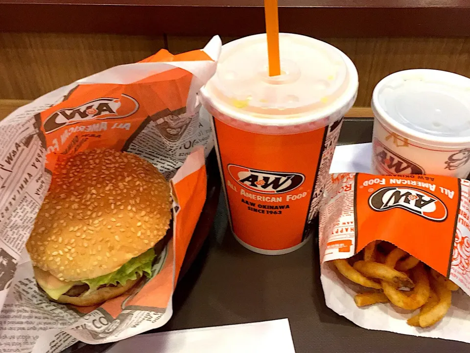 A & W きのこのモッツアレラ、カーリーフライ|よだみなさん