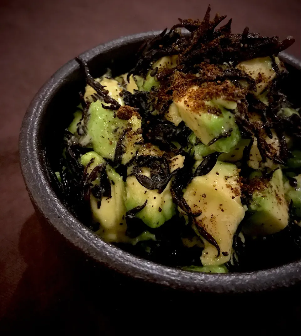 OMさんの料理 Marinated salad of marine-plants“Hijiki” with Japanese black seven pepper/黒七味を効かせたアボカドと芽ひじきのマリネサラダ|acoさん