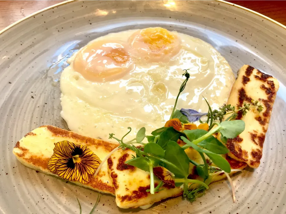 Fried eggs and Halloumi|Sergio Lacuevaさん