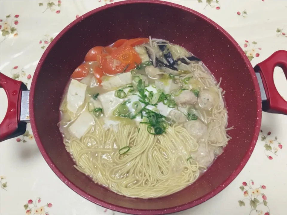 ラーメン入り鶏白湯鍋
#ラーメン #鶏白湯 #あつあつ|Berryさん