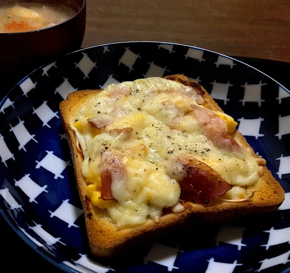 単身赴任の朝ごはん🌅
ベーコンとスクランブルエッグ🥚のピザトースト🍞
ベーコン豚汁🥓
 #単身赴任飯 #ピザトースト#スクランブルエッグ#ベーコン|ぽんたさん