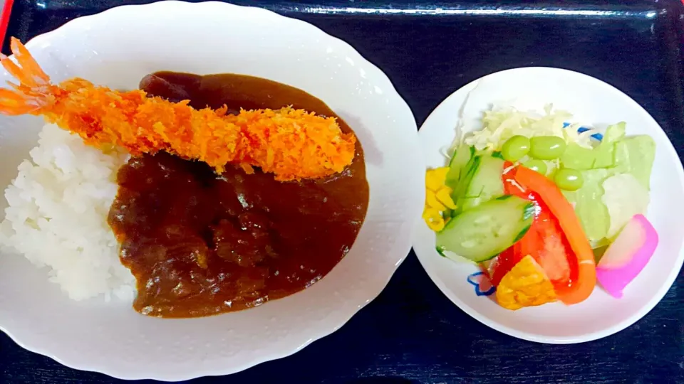 本日の賄い(11/22  揚げたてサクサクエビフライ🍤カレー🍛&サラダ)|かぴかぴさん