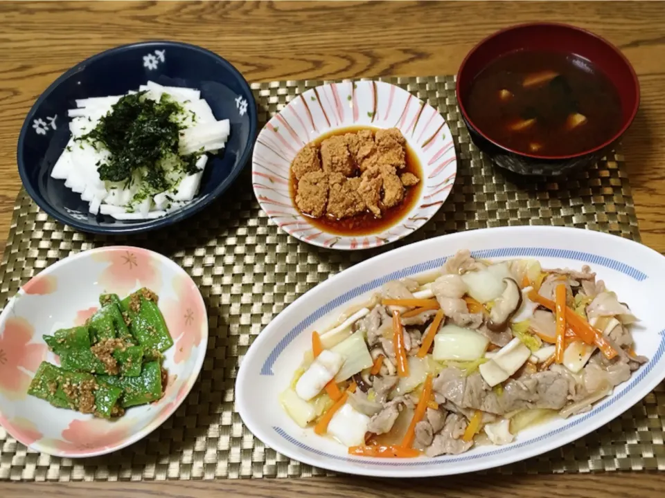 Snapdishの料理写真:山芋千切り・鱈子煮物・里芋のお味噌汁・八宝菜・モロッコインゲンの胡麻和え|美也子さん