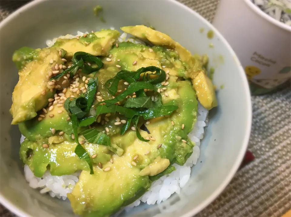 Snapdishの料理写真:醤油漬けアボカ丼|こぐまさん