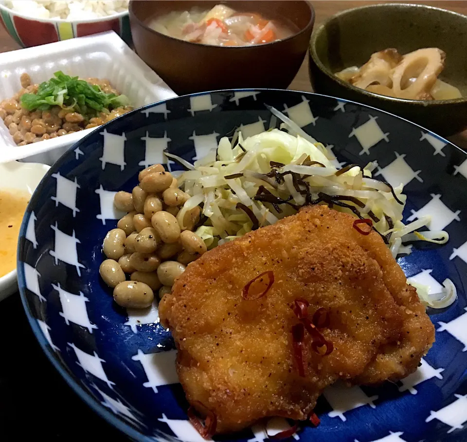 単身赴任の晩ごはん🌙💫
auスマートパスで ななチキ 当たった🍗
ななチキ 自家配合塩麹ダレで
温キャベもやしの塩昆布和え
大豆のガーリックオリーブオイル和え
大根と竹輪の香味煮
納豆（ネギ、辛子、醤油）
ベーコン豚汁
麦飯
 #単身赴任飯 #ななチキ#レンチン野菜#香味煮|ぽんたさん