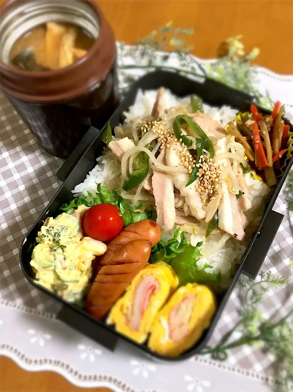 旦那ちゃん弁当🎶
豚トロもやし丼
カニカマ卵焼き
ポテサラ
きんぴら
ウイン
大根と油揚げの味噌汁|BooBooさん