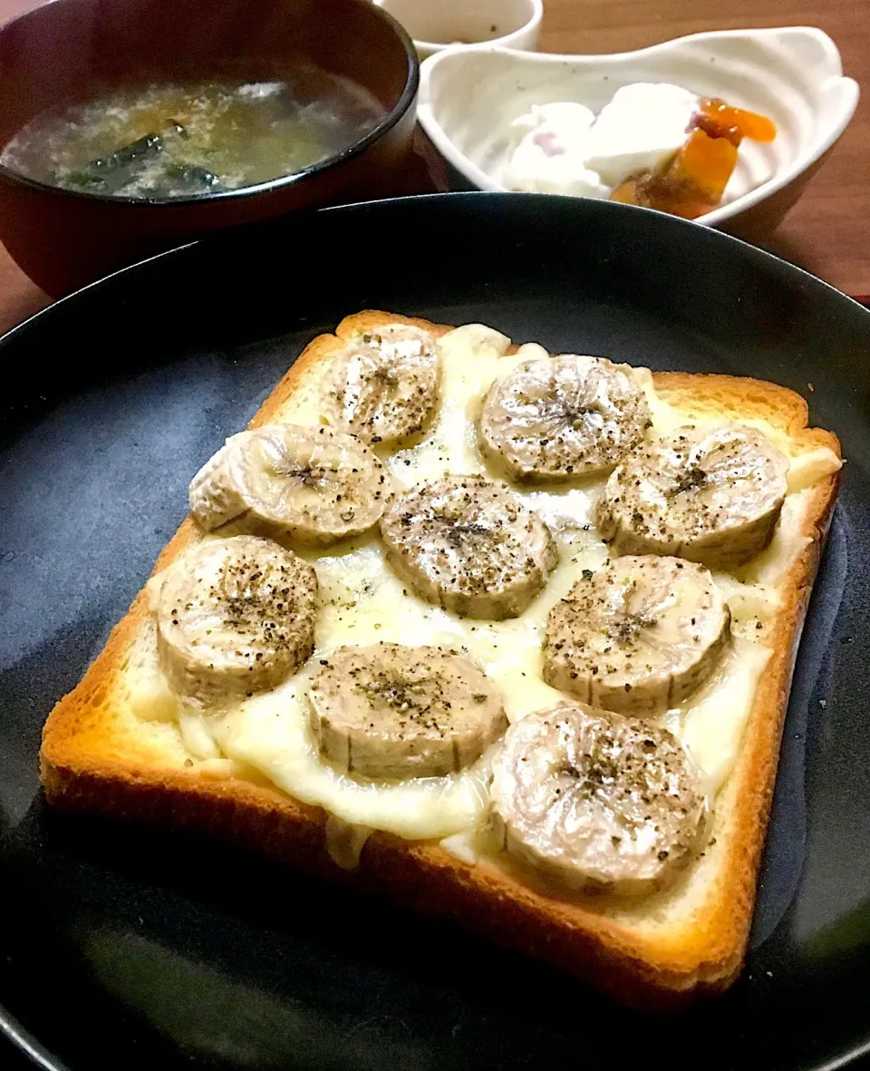 単身赴任の朝ごはん🌅
バナナチーズトースト🍞🍌
大豆のガーリックオリーブオイル和え
海藻スープ
ヨーグルト  柿
 #単身赴任飯 #バナナチーズトースト|ぽんたさん