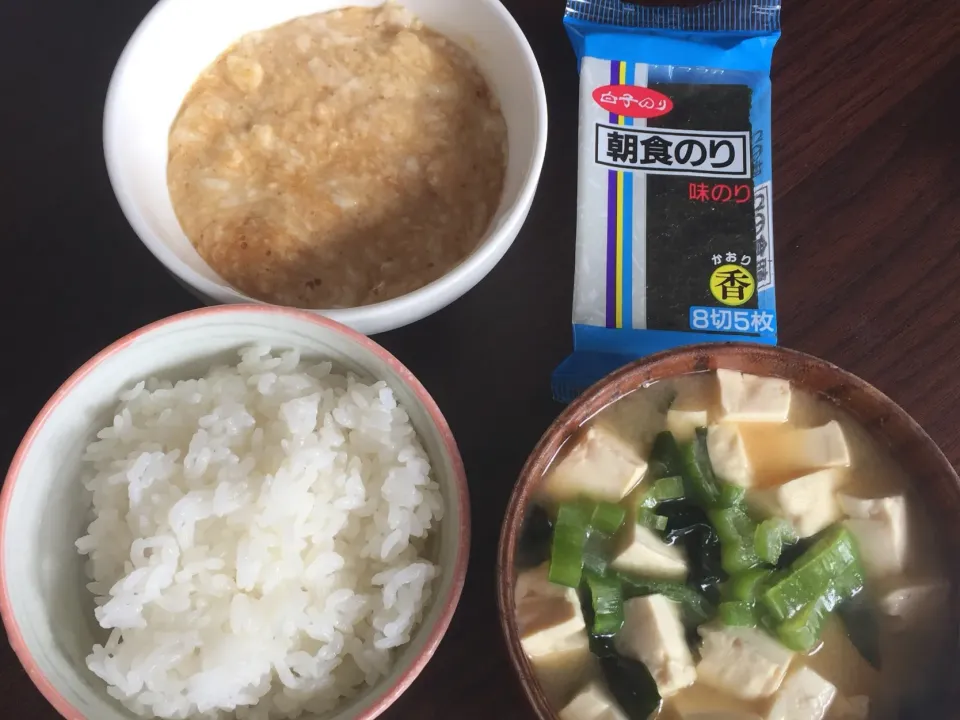 Snapdishの料理写真:しっかり朝ごはん
豆腐わかめ味噌汁
とろろ
のり
ごはん|ごはんーさん