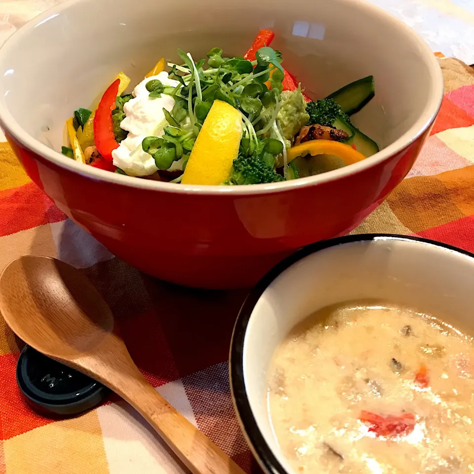 おひるごはんに
たっぷりベジランチ
クラムチャウダーも一緒に
いただきます😋|mokoさん