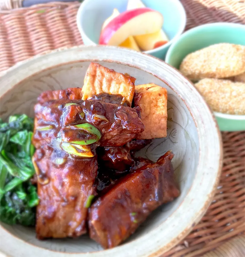 中華主菜。豚スペアリブうま味噌炒め。ごま餅揚げ。#中華おかず|CHOOtaitaiさん