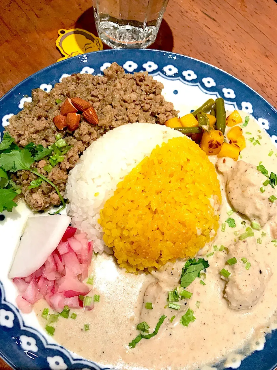 Snapdishの料理写真:ハーブ香る豚キーマカレーと、ココナッツチキンのカレーのあいがけ＠マガリヤナガシマ・本町|大阪カレー部長さん