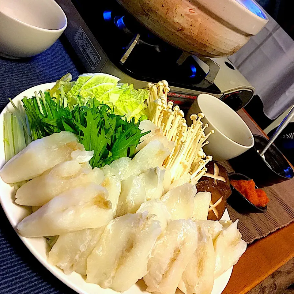 虎河豚のてっちり🍲

 #てっちり  #とらふぐの日(10月29日) #とらふぐ
  #鍋料理  #鍋  #日本酒に合う  #もみじおろし  #さっぱり鍋|たつやん。さん