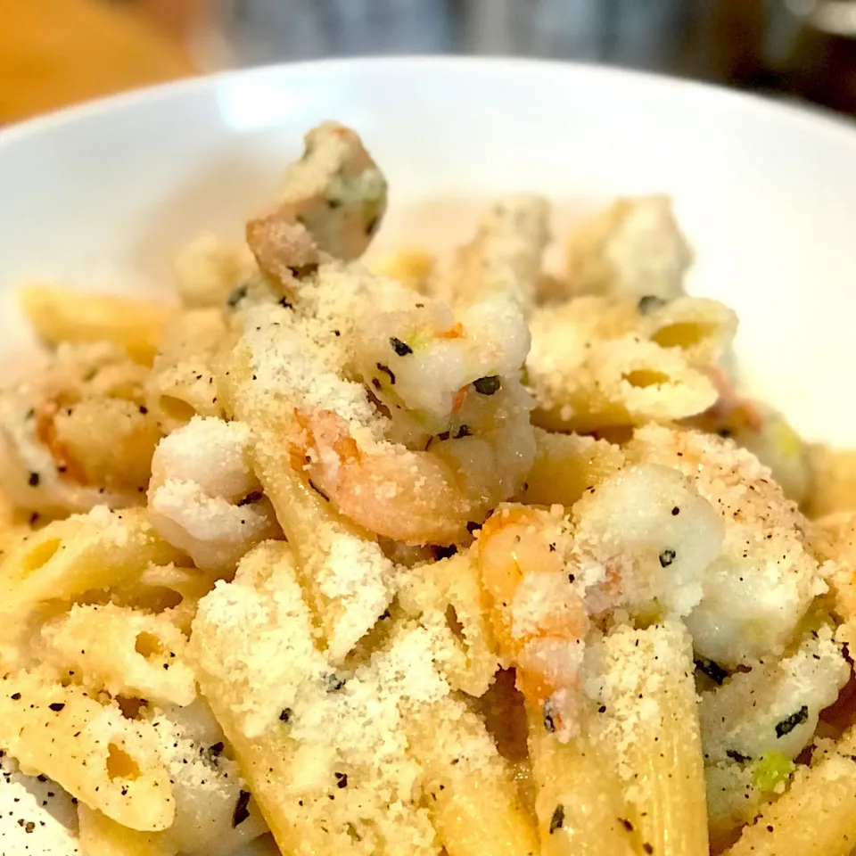 Italian Lunch Today. Penne Pasta with Fresh Prawns, Garlic, chopped leeks, Basil, Olive Oil, Parmesan #chefemanuel. 10minute dishes made easy|Emanuel Hayashiさん