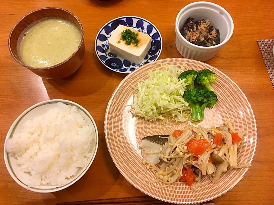 Snapdishの料理写真:11/22 夕飯   タラとキノコの生姜トマト蒸し  茄子煮物 ブロッコリーのポタージュ  冷奴|ikukoさん