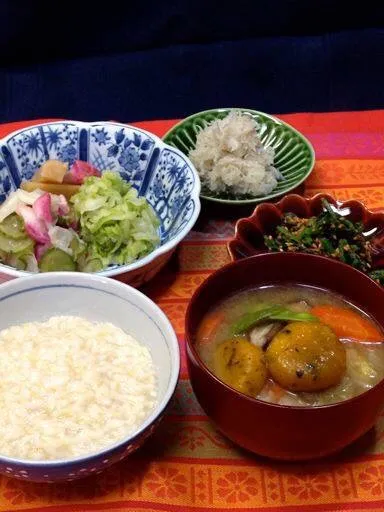 😷チョット風邪気味 滋味定食🍚は 玄米粥に 🎃団子入りお椀に 自家製糠漬けetc…😋|Hollyさん