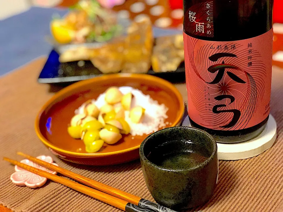 Snapdishの料理写真:銀杏塩煎り、天弓 純米吟醸~桜雨~

 #銀杏  #日本酒  #日本酒に合う  #天弓   #純米吟醸  #おつまみ|たつやん。さん