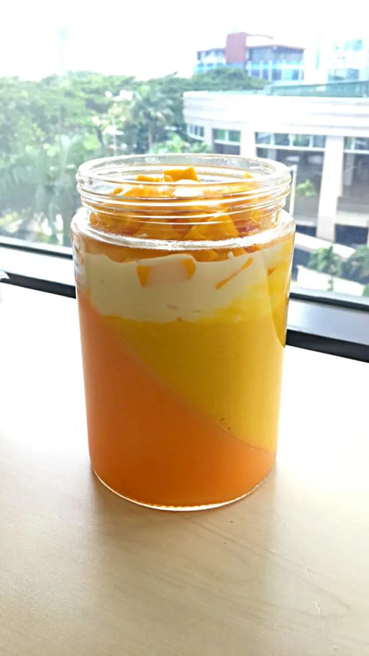 mango in layers..... puding..yogurt.. puree.. and mango slices..|lusianaさん