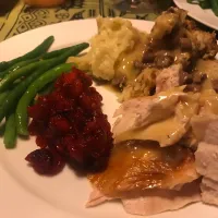 Proper American Thanksgiving dinner. Roast turkey, green beans, stuffing, mashed potatoes and cranberry sauce.|Josh Fieldsさん