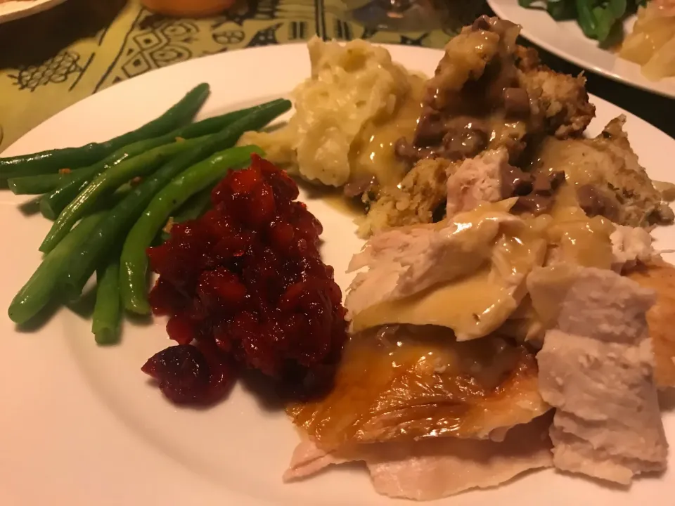 Proper American Thanksgiving dinner. Roast turkey, green beans, stuffing, mashed potatoes and cranberry sauce.|Josh Fieldsさん