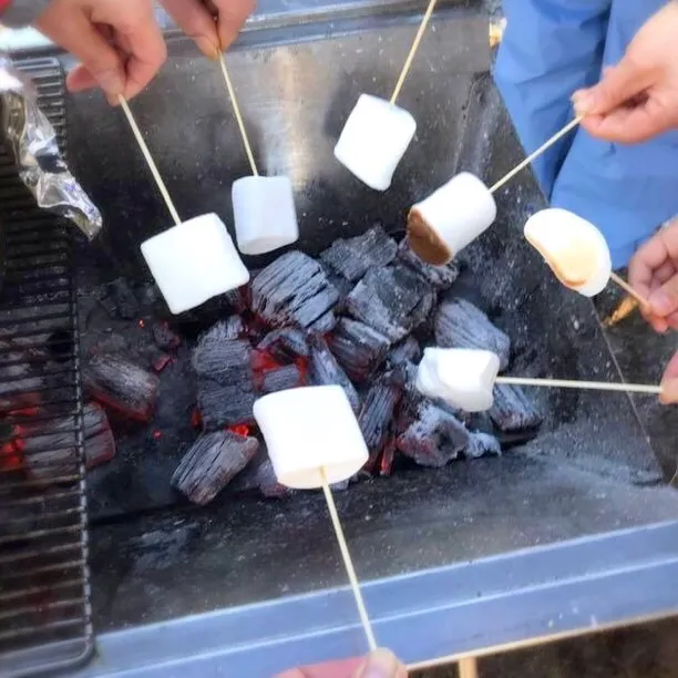 バーベキューでマシュマロ焼き|Takeshi  Nagakiさん