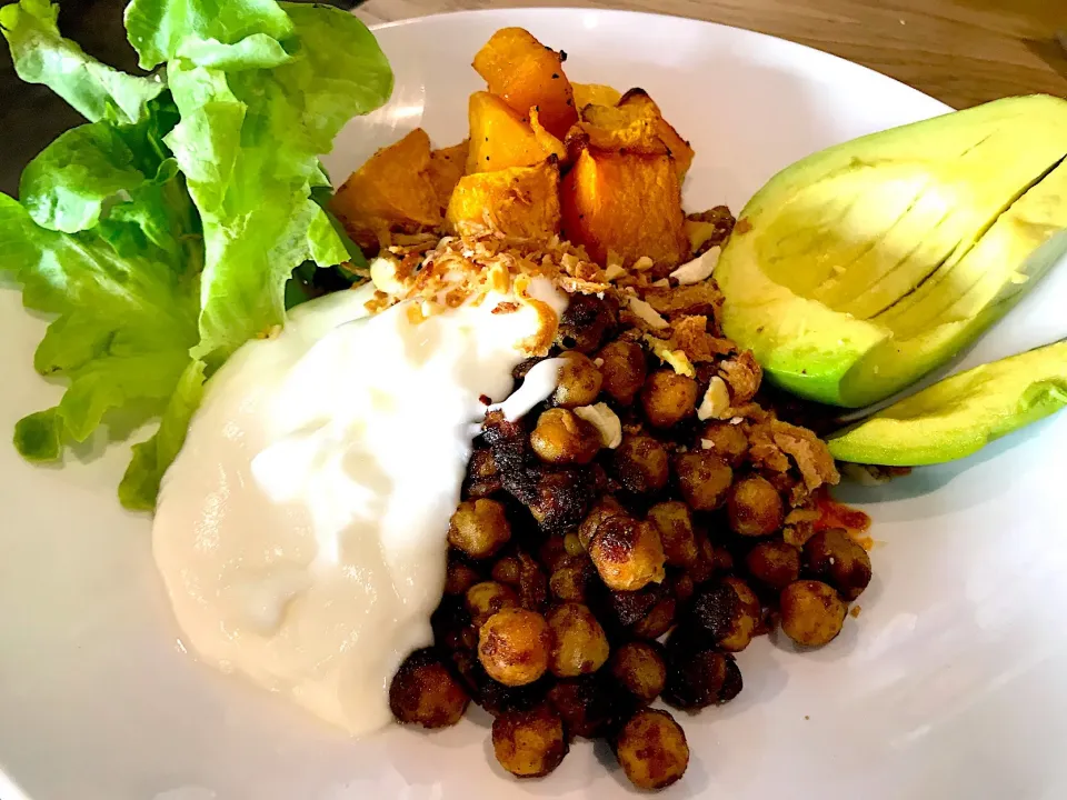 Avocado, chickpea, lentil, raita and butternut|Sergio Lacuevaさん