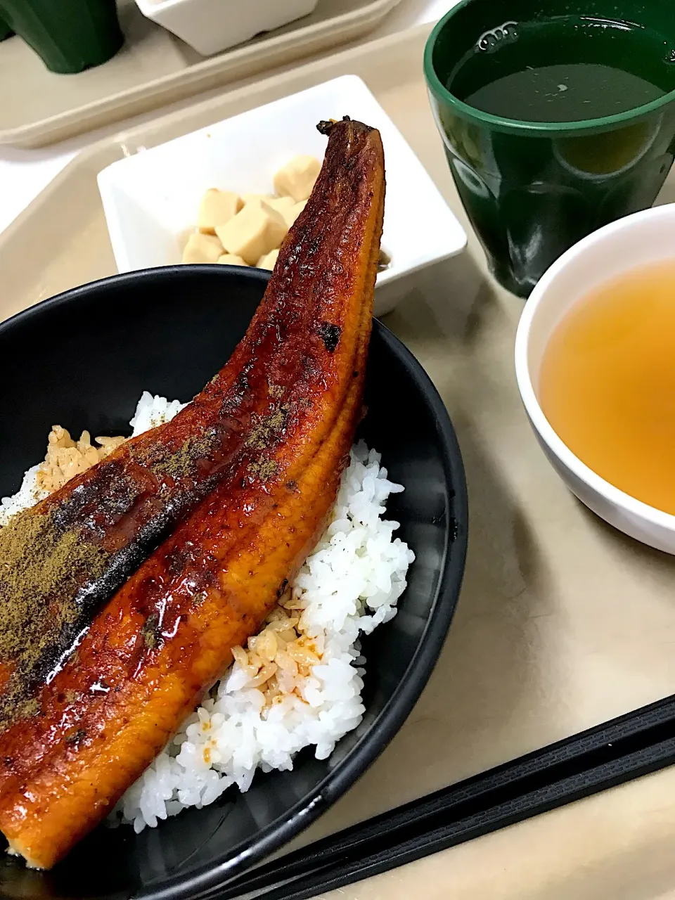 Snapdishの料理写真:ラッキーやったわぁ〜久しぶりのお店でサンキューランチDAYに当たれるなんて♫¥390で鰻丼💖|こなちゅんさん