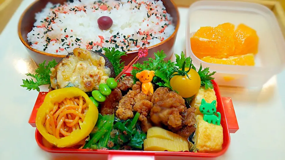 父ちゃんの今日のサラメシ
唐揚げ弁当🎵椎茸ネギ味噌チーマヨ焼き、ナポリタン、甘い玉子焼き、小松菜お浸し、その他|Naomi Furuyaさん