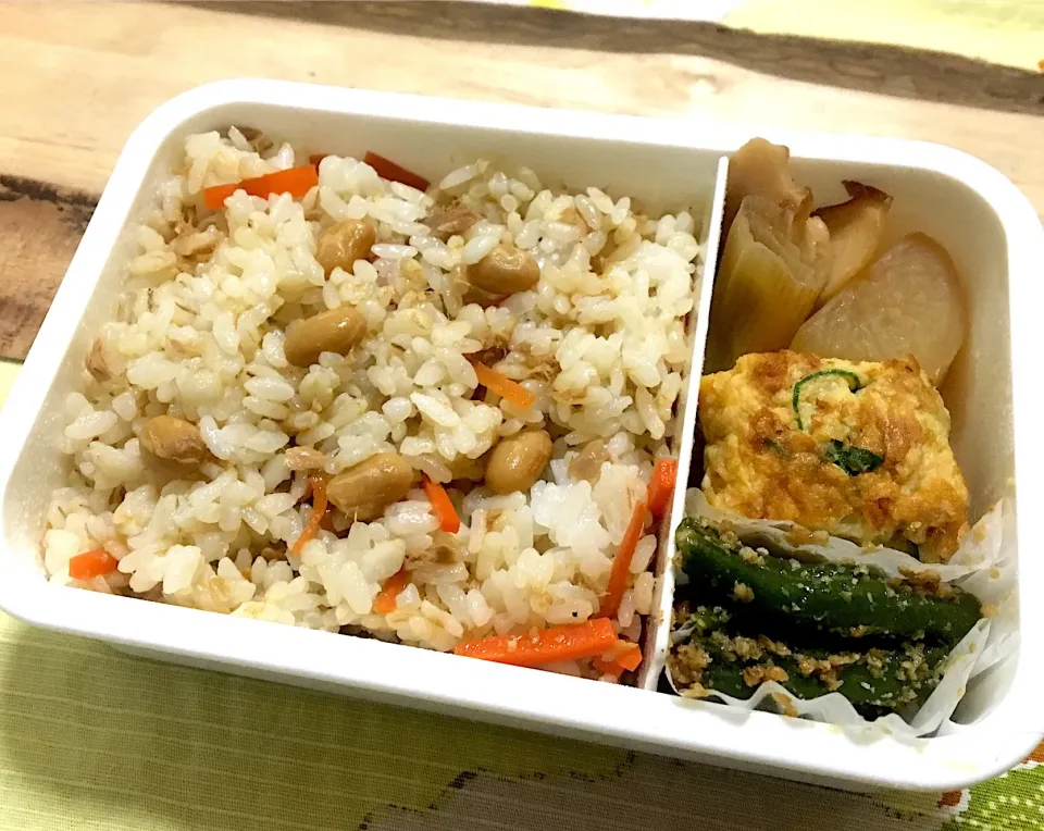 単身赴任の昼ごはん🌞
お弁当🍱
ツナ大豆飯
大根と竹輪の香味煮
葱入り卵焼き🥚
インゲン胡麻和え
 #単身赴任飯 #ツナ大豆ご飯の素#大根の香味煮|ぽんたさん