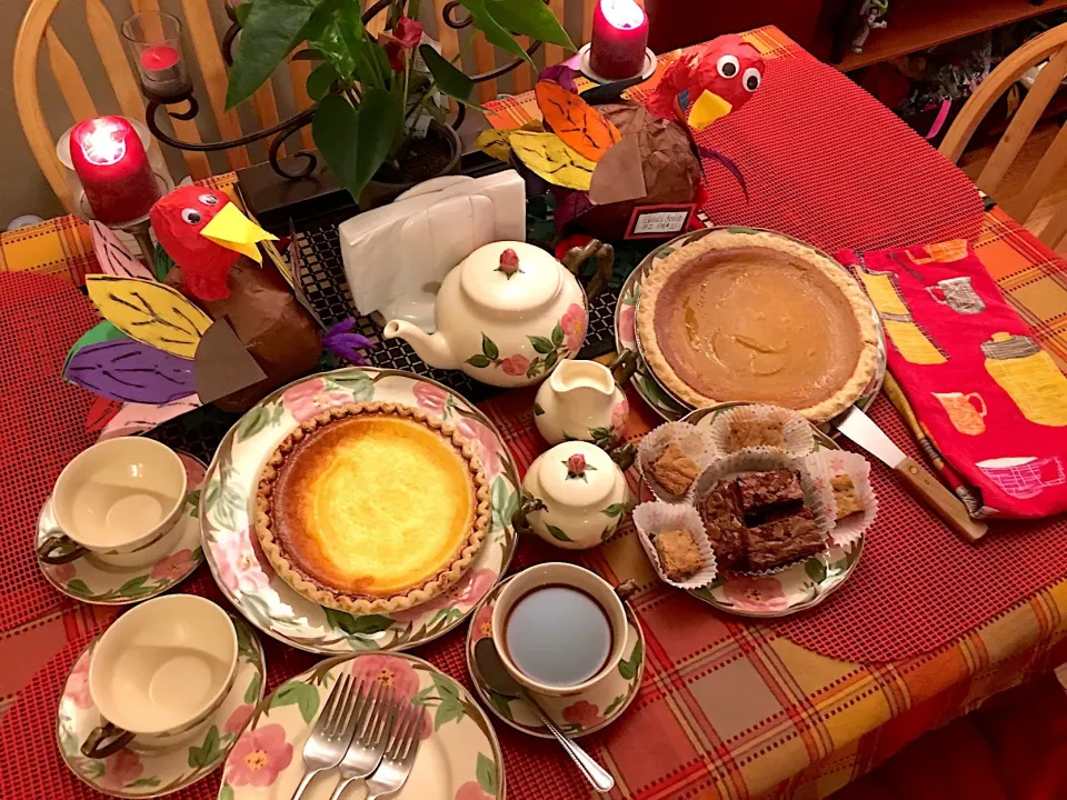 Dessert and Coffee tablescapes
 #thanksgivingdessert  #eggpie  #pumpkinpie  #brownies  #datebars|🌺IAnneさん