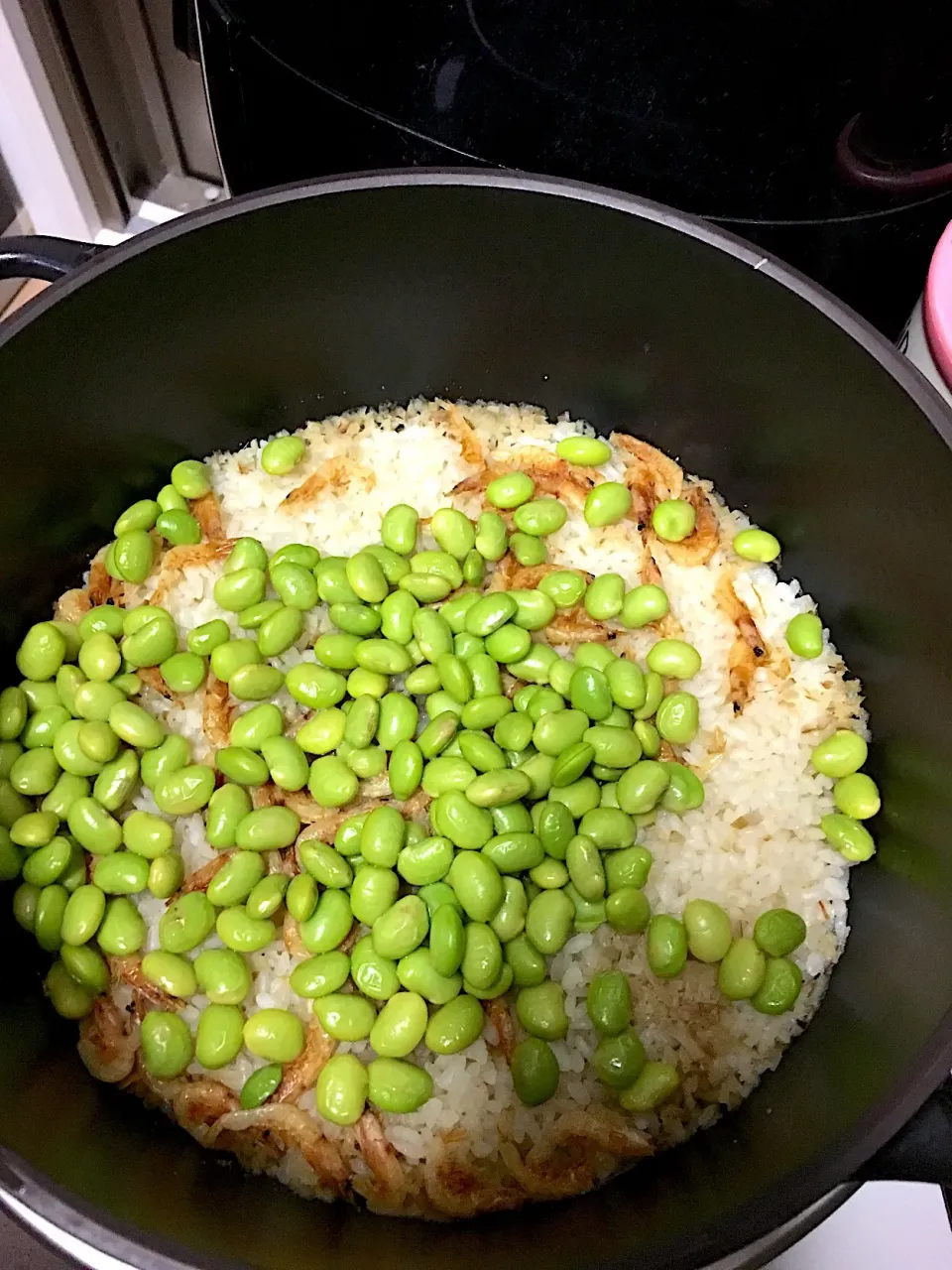 Snapdishの料理写真:枝豆と桜海老の炊き込みご飯|NAKATAさん