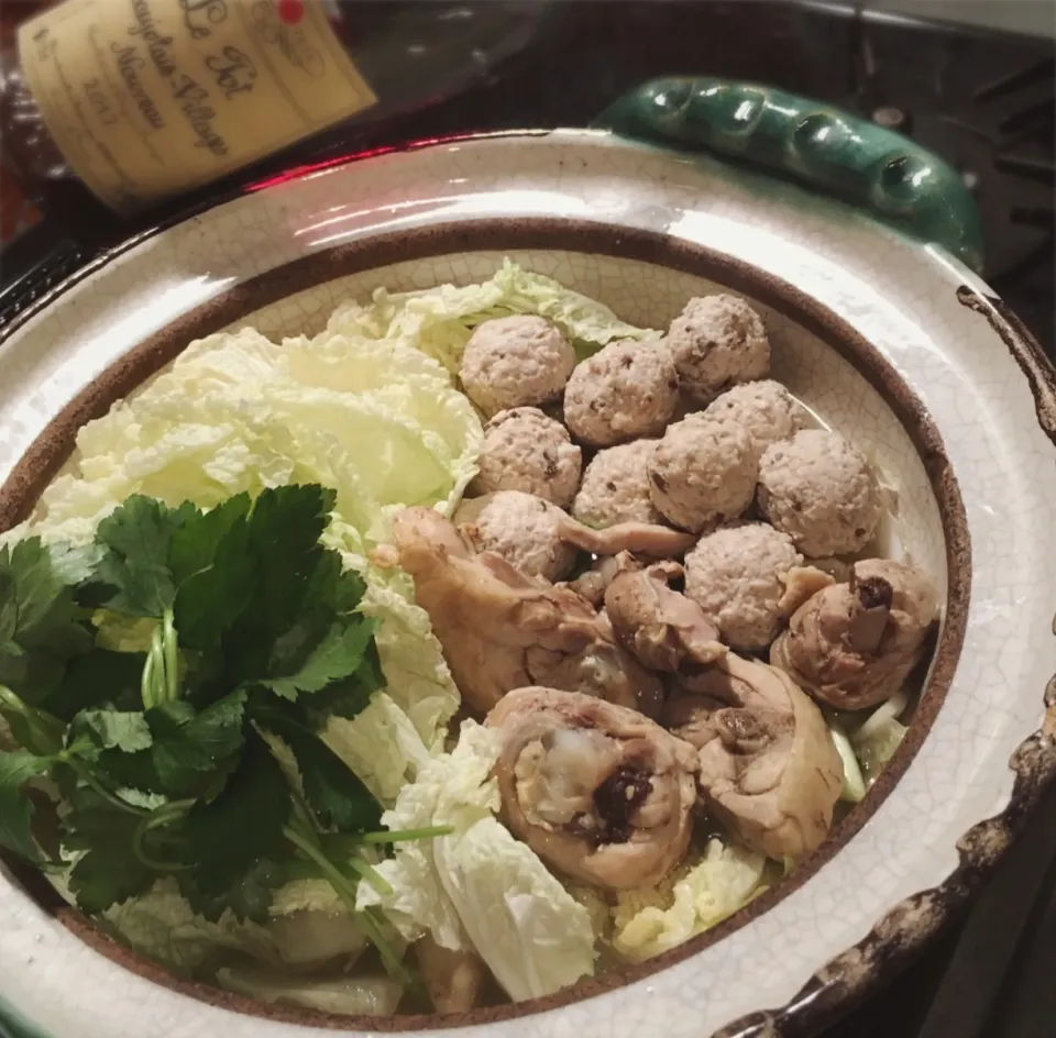 Snapdishの料理写真:骨付き鶏と鶏だんごの鍋🍲ʕ-̼͡-ʔ🍷|七海さん