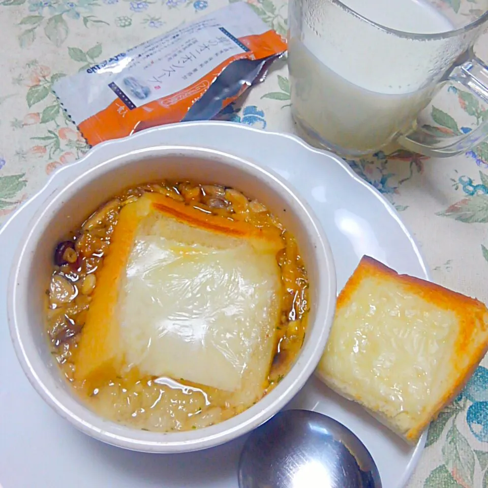 熱々🍄茸のオニオングラタンスープ|うたかた。さん