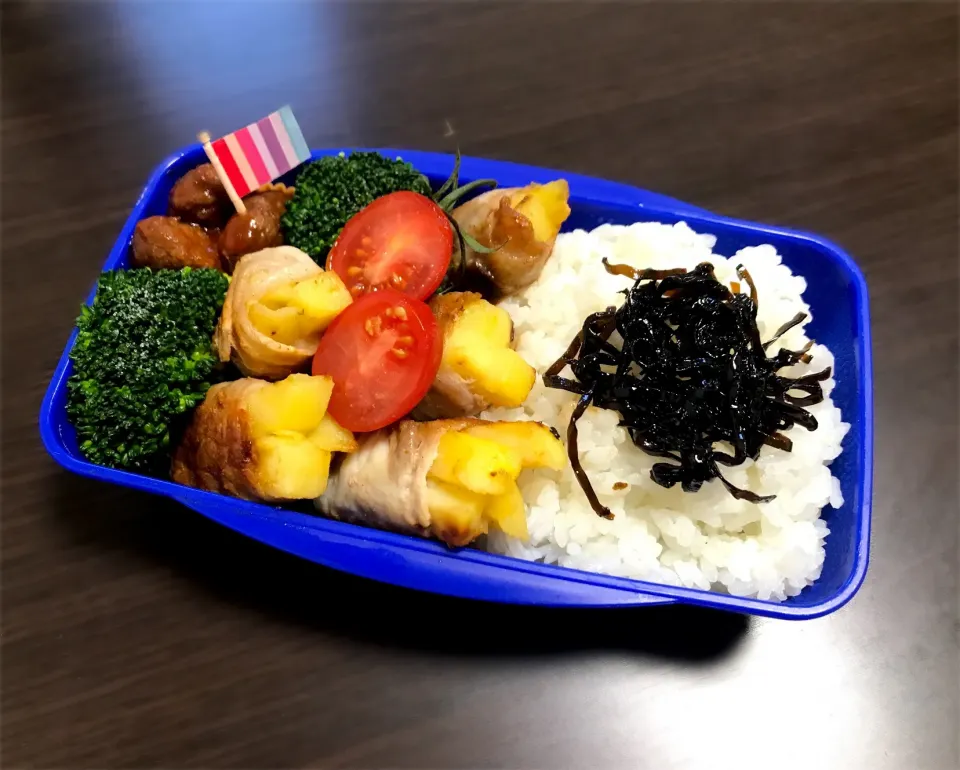 Snapdishの料理写真:11/24❁パパ弁当👨🍙
肉巻きポテト🍖
プチトマト🍅
ブロッコリー
ミートボール
ごはん＋しそ昆布|つんさん