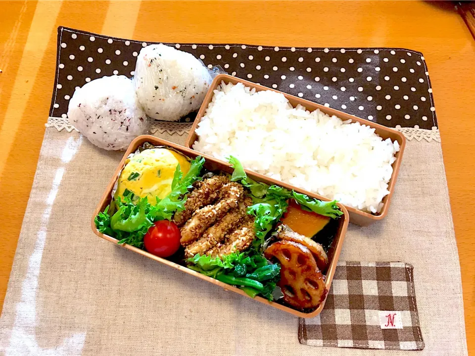 ささみゴマ焼き🐓
まん丸卵焼き🥚
かぼちゃの煮物🎃
さつまいも&蓮根デリ風ソテー🍠
小松菜辛子和え🌱
🍅🍚🍙|あやこさん