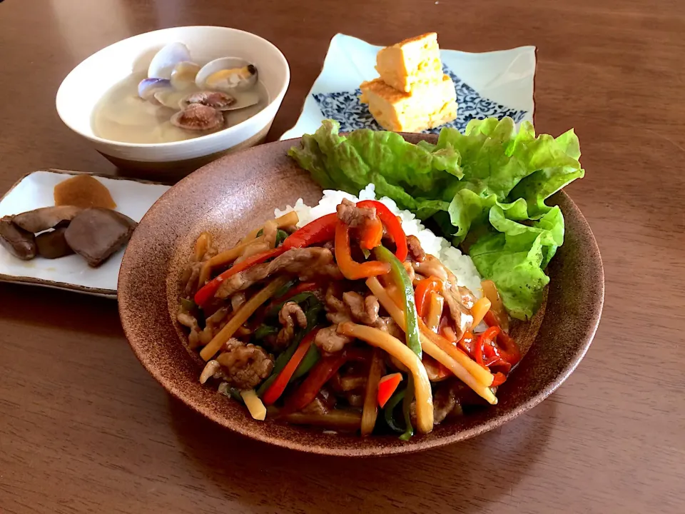 11/24 本日のランチ🌹
チンジャオロース丼🍖🍚🌿|ぱぴこ家さん