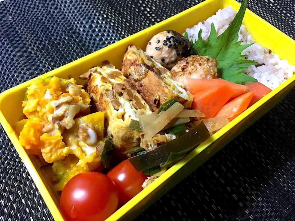 Snapdishの料理写真:つみれの白黒ゴマまぶし焼き
納豆卵焼き
人参の漬物
大根の皮とネギの青いところのきんぴら
プチトマト
二十一穀ごはん

ふろふき大根で余った大根の皮と、泥付きで買った長ネギの青いところ。
捨てられがちなコンビは、お揚げとふろふき大根で煮た昆布と一緒に、生姜を効かせてきんぴらに。

お酒のアテにもよろしいようです♪


|Naoko Miyataさん