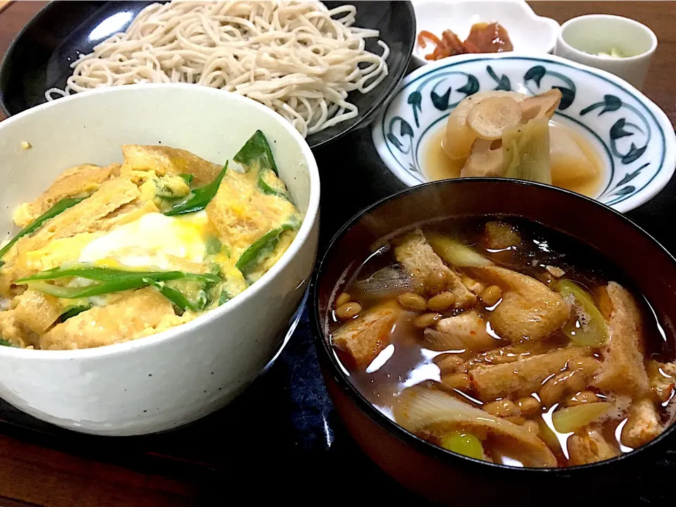 単身赴任の晩ごはん🌙💫
納豆つけ汁そば  鶏肉、ねぎ、油揚げにとろろ昆布も加えたトロトロつけ汁😋
衣笠丼
大根と竹輪の香味煮
大根の皮と人参の皮の甘酢漬け
生姜の佃煮
 #単身赴任飯  #香味煮  #納豆つけ麺|ぽんたさん