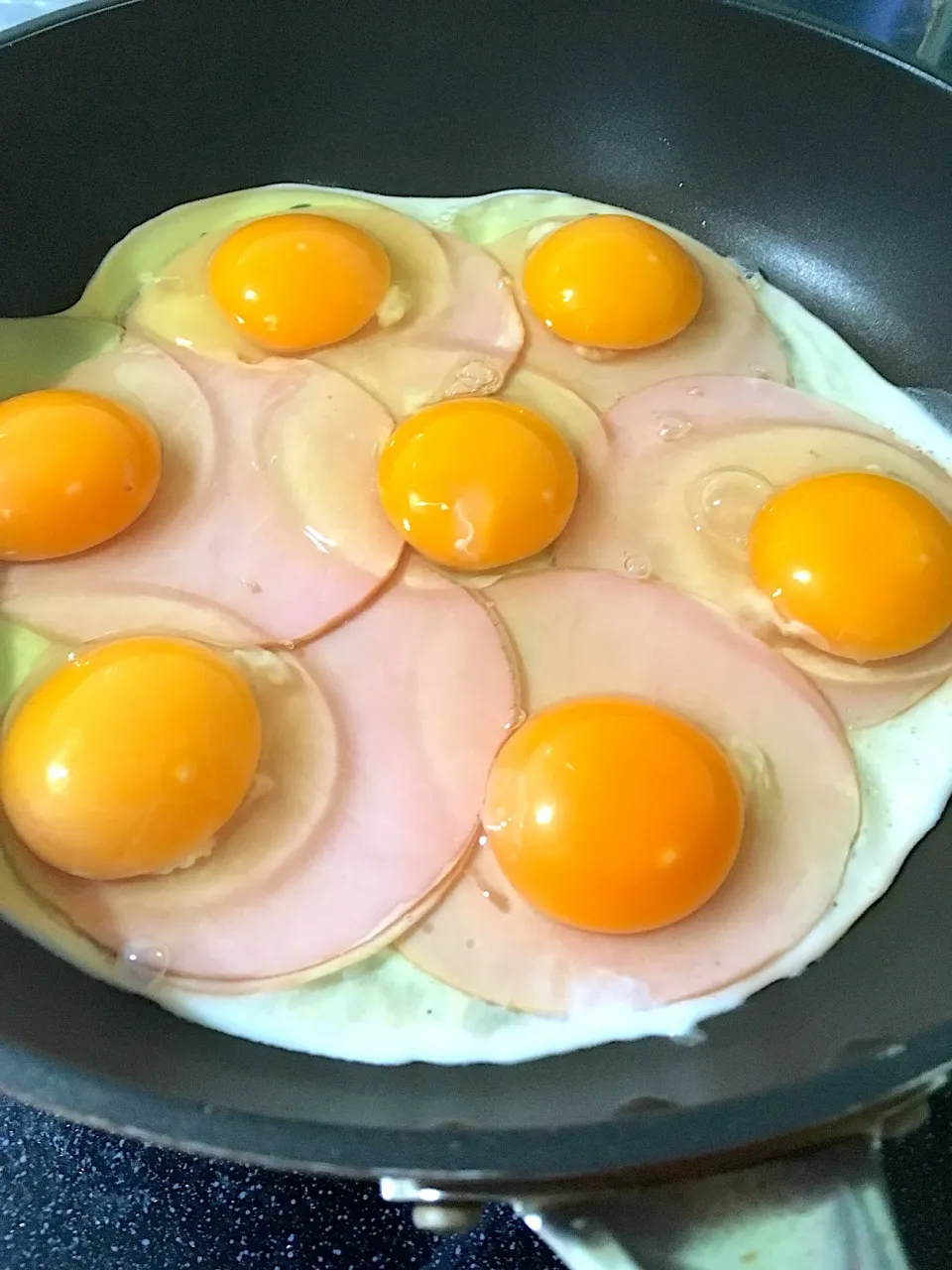 夢のハムエッグ(*ﾟДﾟ*)🎵✨

明日の娘の試合お弁当9人分のサンドイッチ用👍🏻|さくたえさん