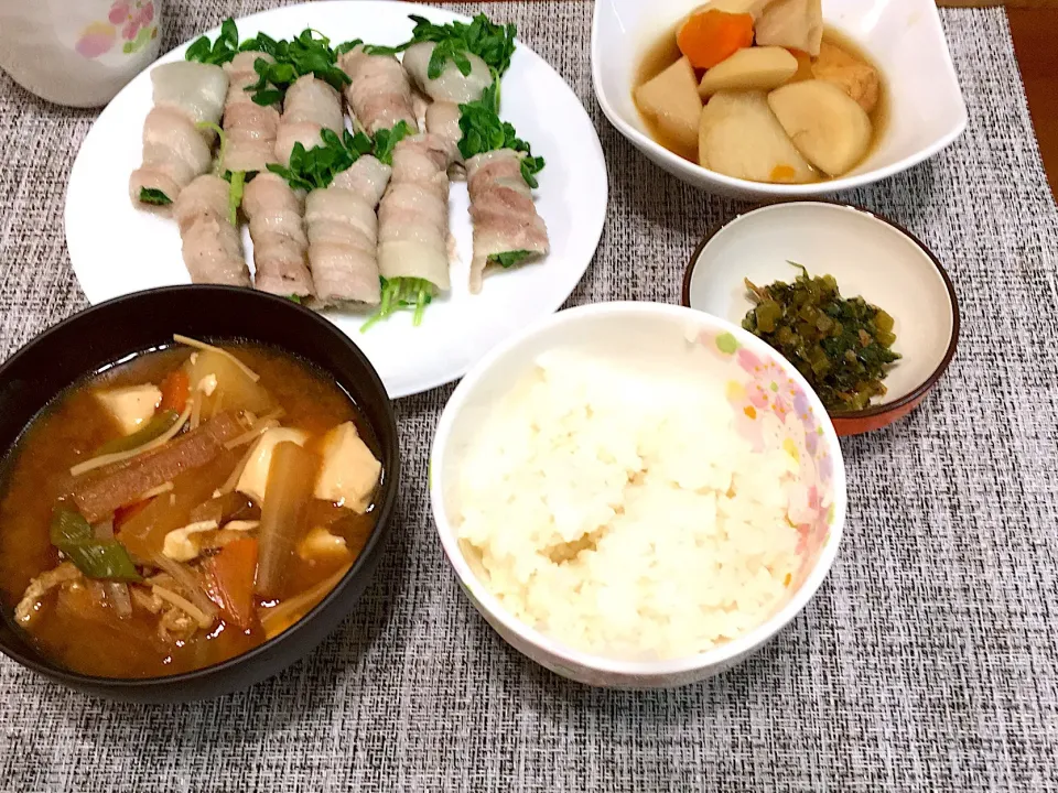 豚肉の豆苗巻き、里芋の煮物、大根の葉の炒め物、豚汁、ご飯|kumi♡さん