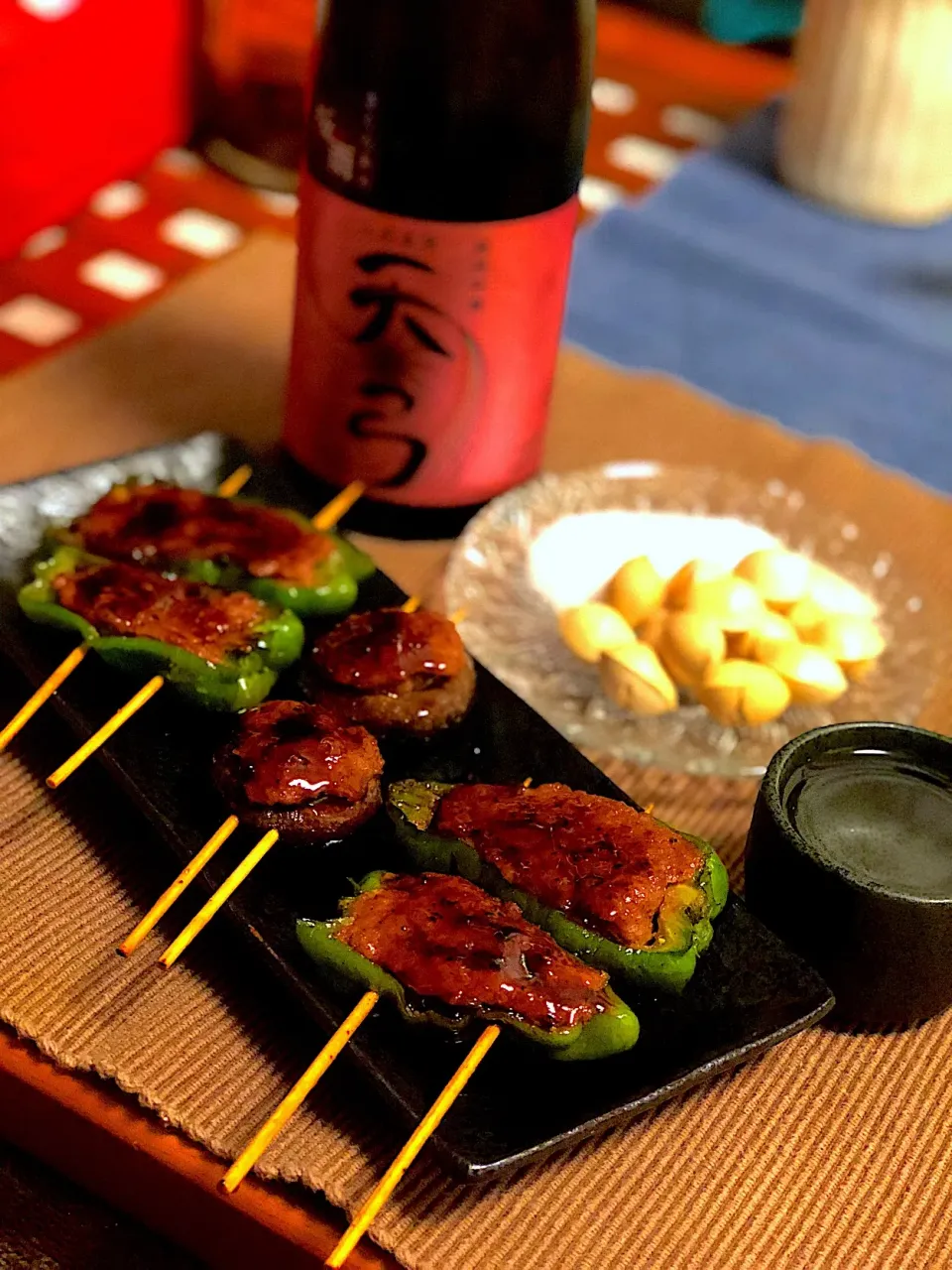 ピーマン肉詰め串 ＆ 椎茸肉詰め串

 #ピーマン肉詰め  #椎茸の肉詰め   #串焼き  #純米吟醸  #天弓  #日本酒に合う  #日本酒  #タレ味|たつやん。さん