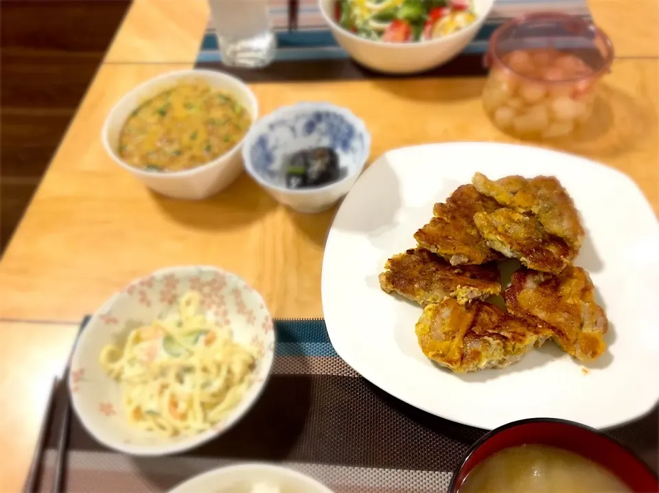 Snapdishの料理写真:豚肉のカレー風味ピカタ#
茄子の煮浸し#
納豆#
スパサラダ～#
玉ねぎとジャガイモの味噌#|タッちゃんさん