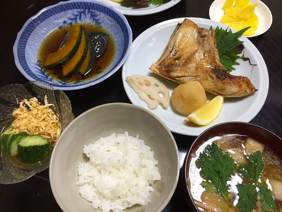 Snapdishの料理写真:晩ごはん
ぶりカマ塩焼き
なすとかぼちゃの揚げ浸し(2日目)
きゅうりと錦糸卵の酢の物
お味噌汁|さちっこさん