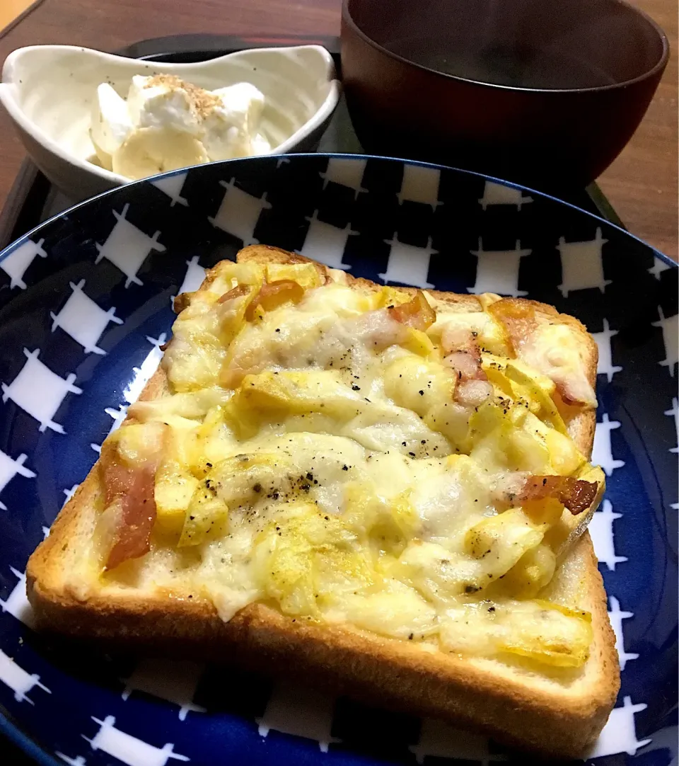 単身赴任の朝ごはん🌅😋
りんごとベーコン、玉ねぎのカレーマヨチートース🍛🍎
わかめスープ
ヨーグルト バナナ🍌|ぽんたさん