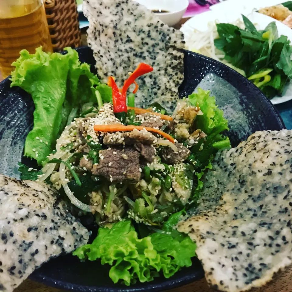 Beef salad with rice cracker|sgさん