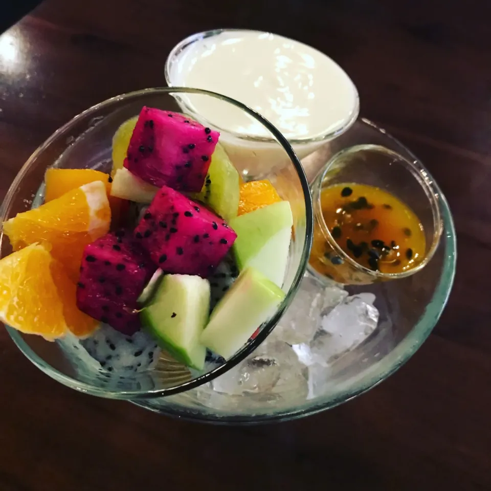 Fresh fruit with yoghurt and passion fruit sauce|sgさん