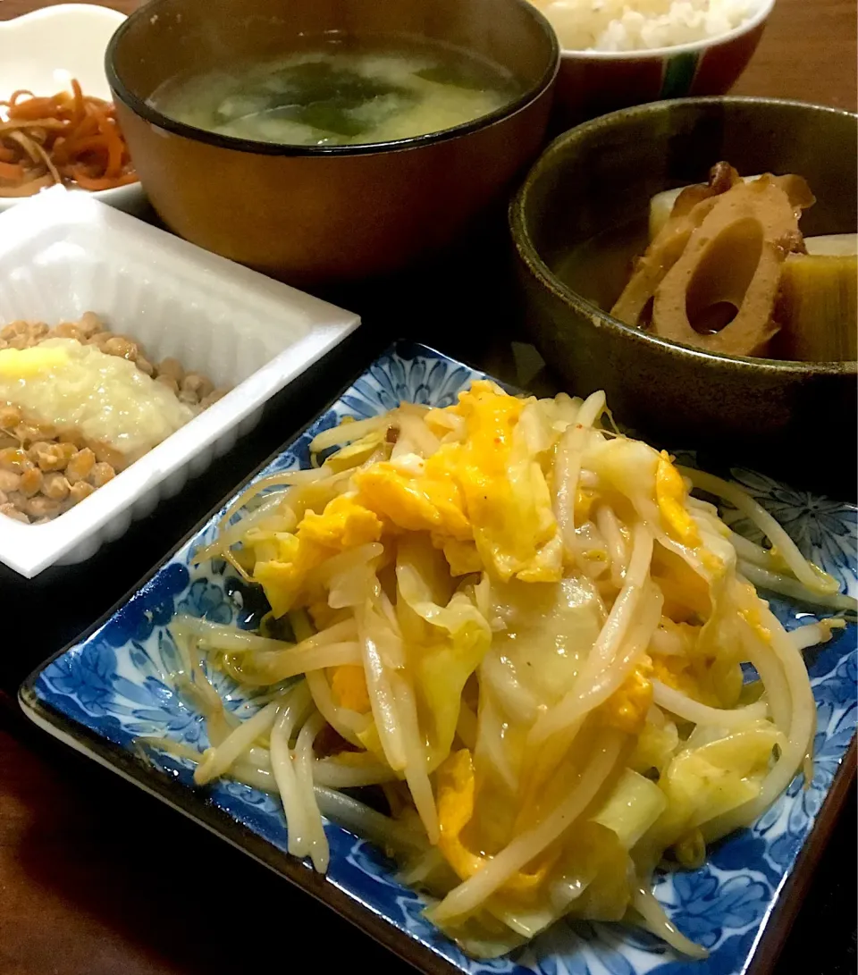 単身赴任の晩ごはん🌙💫
キャベツともやしの卵炒め
大根と竹輪の香味煮
納豆（塩麹、生姜）
ワカメと玉ねぎの味噌汁
大根の皮と人参の皮の甘酢漬け
麦飯
#単身赴任飯 #卵炒め#ワカメと玉ねぎの味噌汁
#麦飯|ぽんたさん