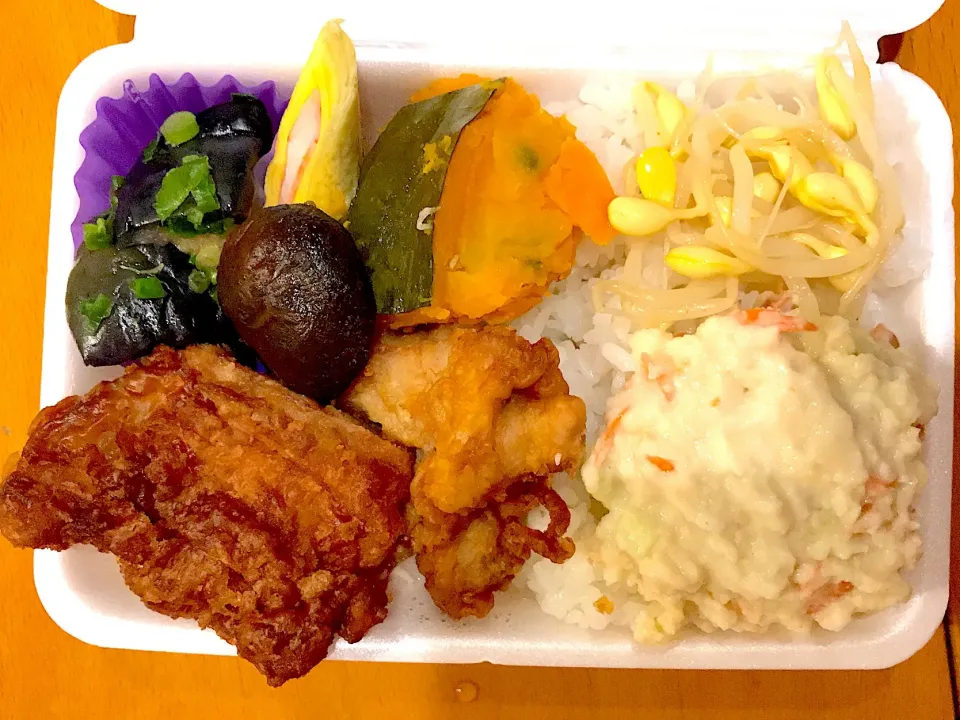 パパお弁当🍱  鶏の唐揚げ  カボチャの煮物  茄子の揚げ浸し  カニカマの卵焼き  ポテトサラダ  もやしナムル|ch＊K*∀o(^^*)♪さん