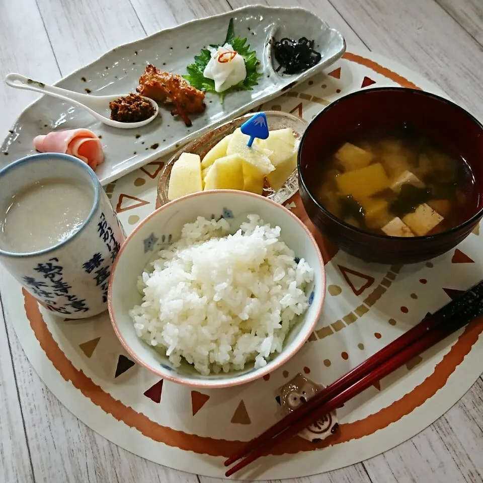 冷蔵庫にあったもので並べてみました😋
左からハム、鰹節の佃煮、聖護院の千枚漬け、おにぎり昆布😋|みひゃるさん