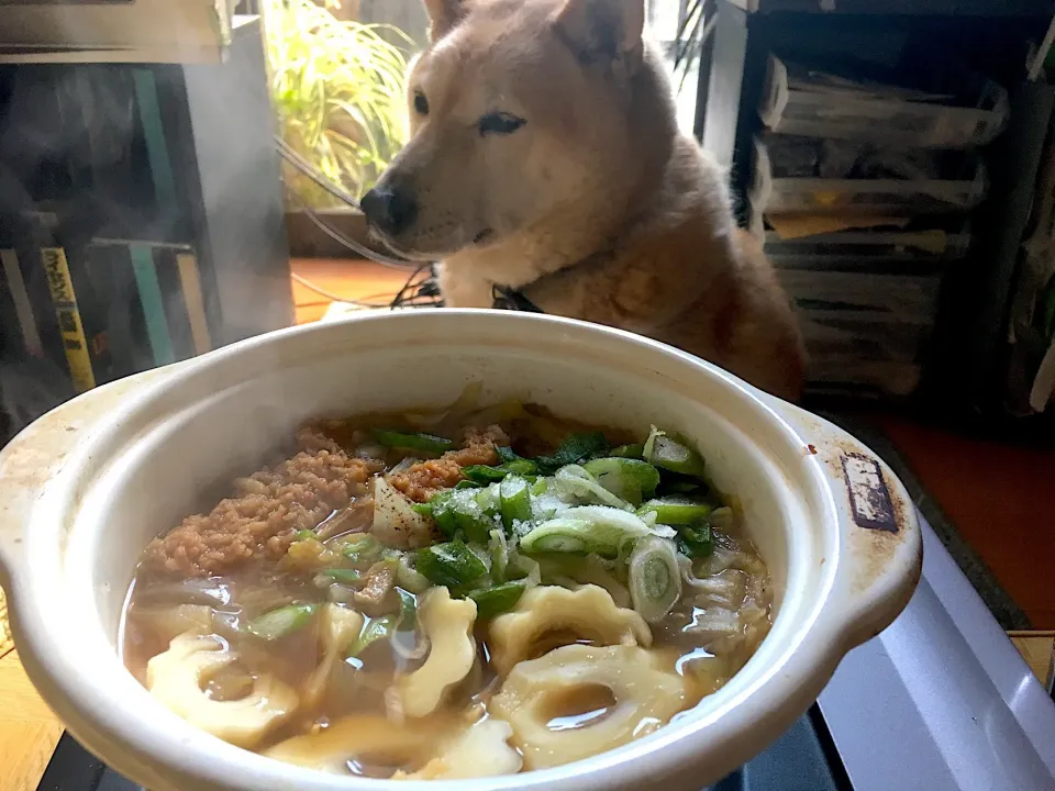 惣菜売り場で半額で買ったフライドチキンを鍋にして食べまーす🍲|Tarou  Masayukiさん